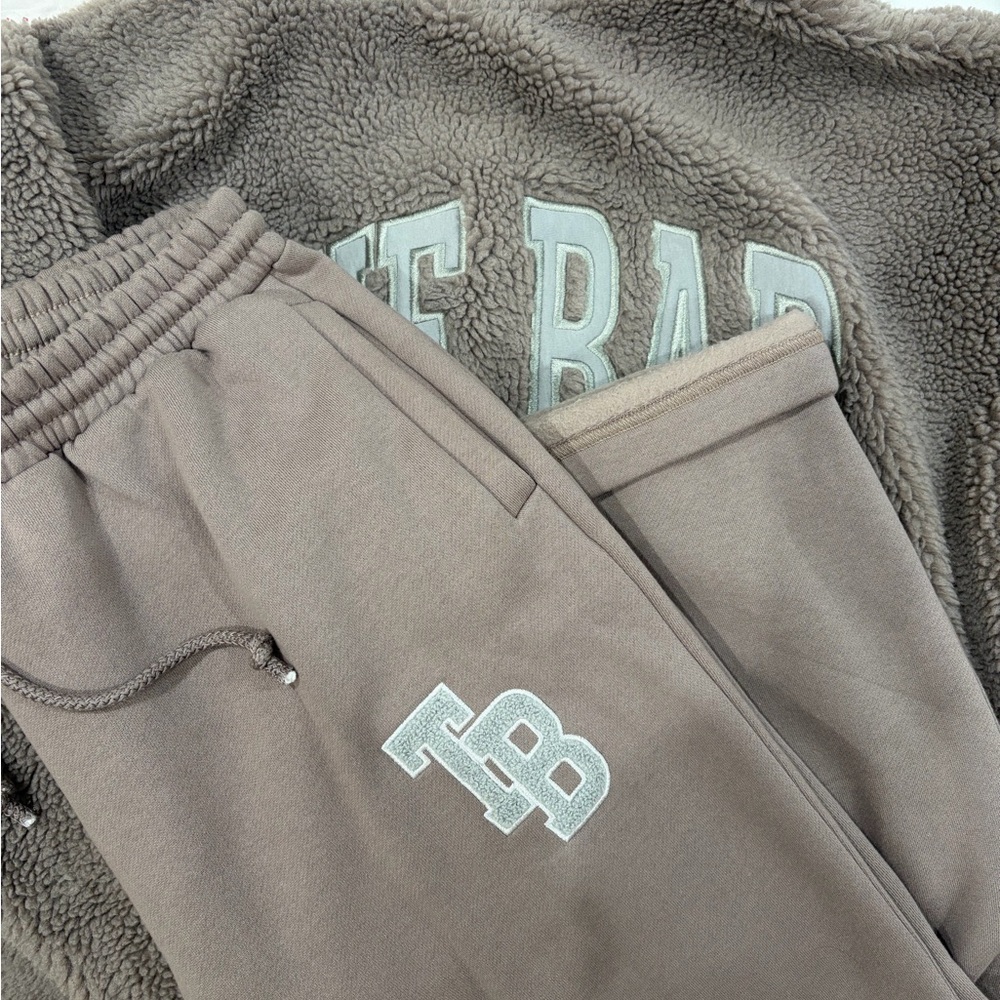 THE BAR sweats.